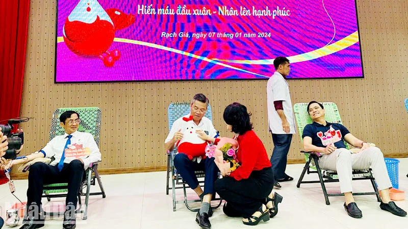 Hơn 500 cán bộ, chiến sĩ, đoàn viên, thanh niên, học sinh, sinh viên tỉnh Kiên Giang đã đăng ký tham gia hiến máu tình nguyện.