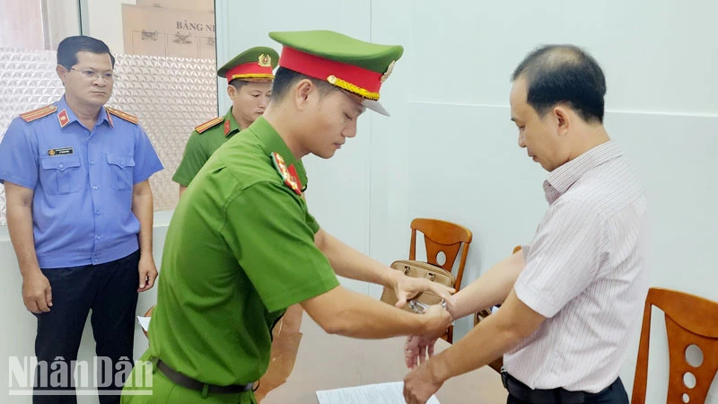 Công an tống đạt quyết định khởi tố vụ án, khởi tố bị can, ra lệnh bắt tạm giam 4 tháng đối với Hà Việt Hùng. (Ảnh: VĂN VŨ).