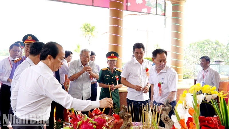 Đại biểu và đông đảo nhân dân đã tiến hành dâng hương và tưởng niệm Anh hùng lực lượng vũ trang nhân dân Phan Thị Ràng.