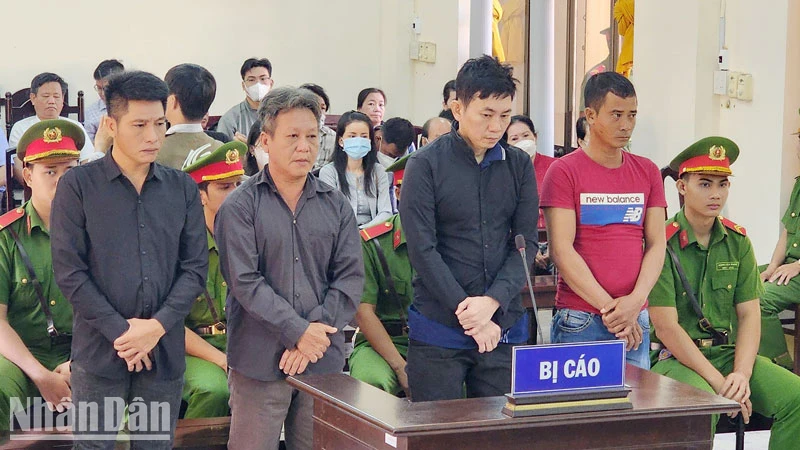 Các bị cáo tại phiên tòa sơ thẩm Tòa án nhân dân tỉnh Kiên Giang, ngày 29/1. 