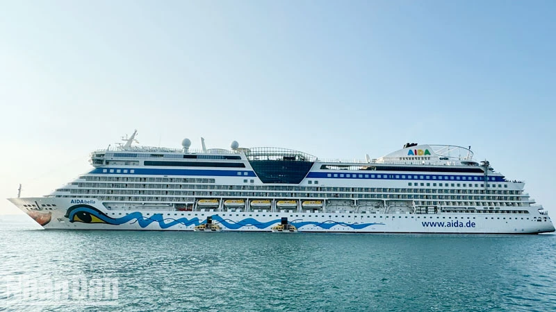 Tàu du lịch Aida Bella chở hơn 2.000 khách quốc tế là người Đức, Úc neo đậu cảng Dương Đông, thành phố Phú Quốc, sáng 9/2. 