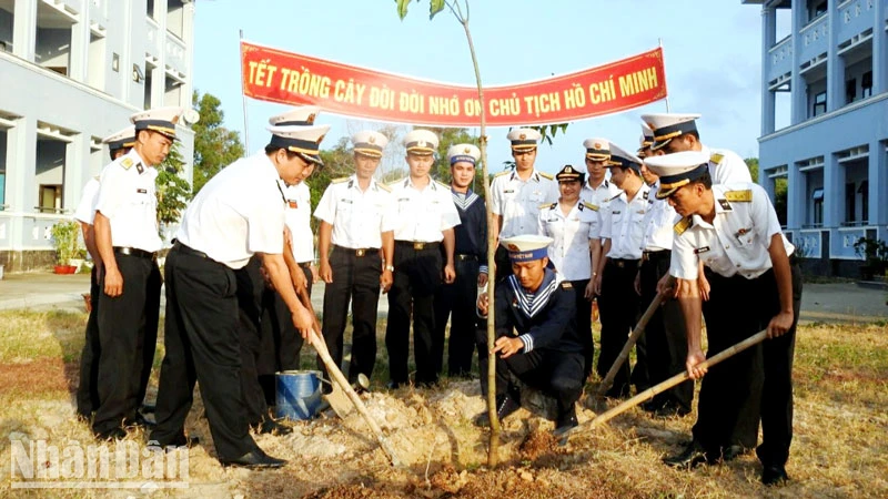 Cán bộ, chiến sĩ Trung đoàn 551, Vùng 5 Hải quân hưởng ứng “Tết trồng cây đời đời nhớ ơn Bác Hồ”.