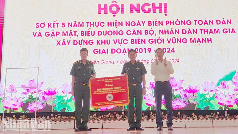 Lãnh đạo tỉnh Kiên Giang trao bức trướng của Ban Chấp hành Đảng bộ tỉnh cho Bộ đội Biên phòng tỉnh. 