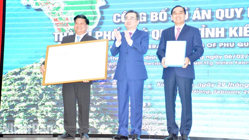 Thừa ủy quyền của Thủ tướng Chính phủ, đồng chí Nguyễn Thanh Nghị, Ủy viên Trung ương Đảng, Bộ trưởng Xây dựng trao quyết định công bố Đồ án quy hoạch chung thành phố Phú Quốc đến năm 2040.
