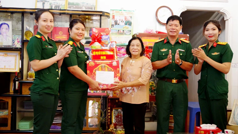 Hội Phụ nữ Bộ Chỉ huy Quân sự tỉnh Kiên Giang thăm, tặng quà nữ Anh hùng lực lượng vũ trang nhân dân Nguyễn Ngọc Ánh.
