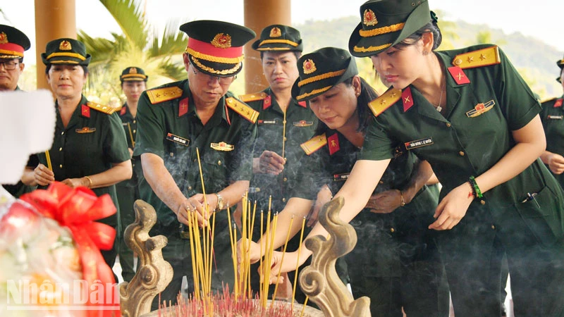 Đoàn cán bộ Cục Chính trị (Quân khu 9) và Bộ Chỉ huy Quân sự tỉnh Kiên Giang dâng hương, dâng hoa mộ liệt sĩ, Anh hùng lực lượng vũ trang nhân dân Phan Thị Ràng. 