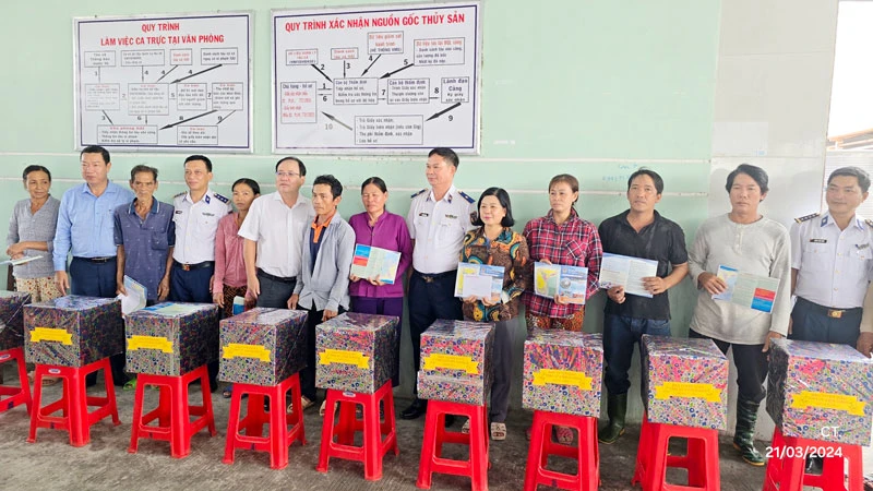 Đoàn công tác Bộ Tư lệnh Vùng Cảnh sát biển 4 và Ban Tuyên giáo Tỉnh ủy Kiên Giang thăm, tặng quà cho 10 ngư dân có hoàn cảnh khó khăn trên địa bàn huyện Châu Thành, tỉnh Kiên Giang. 