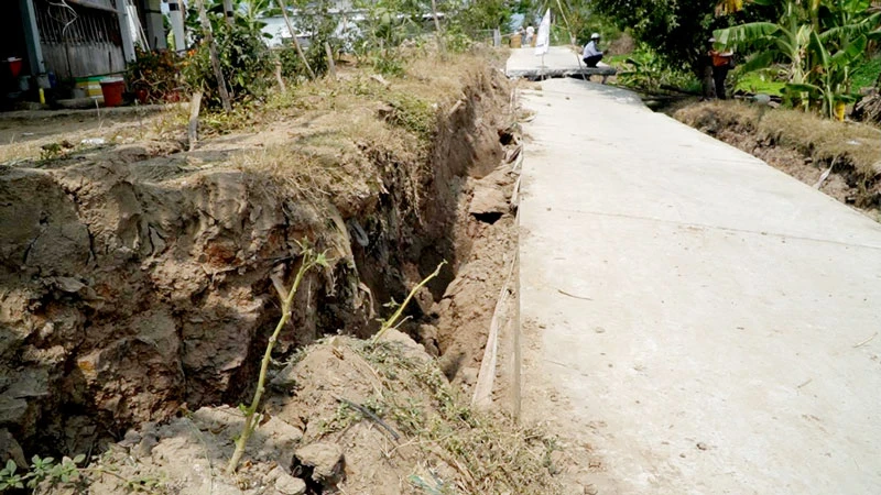 Khô hạn khiến nhiều tuyến đường ở huyện U Minh Thượng bị sụt lún. 
