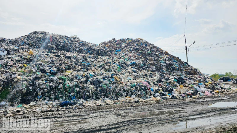 Bãi rác tạm Đồng Cây Sao ở xã Cửa Dương, thành phố Phú Quốc đang trong tình trạng quá tải, gây ô nhiễm nghiêm trọng.