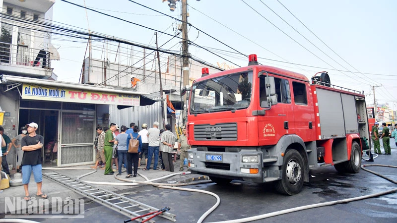 Lực lượng và phương tiện tham gia chữa cháy kịp thời có mặt tại hiện trường vụ cháy.