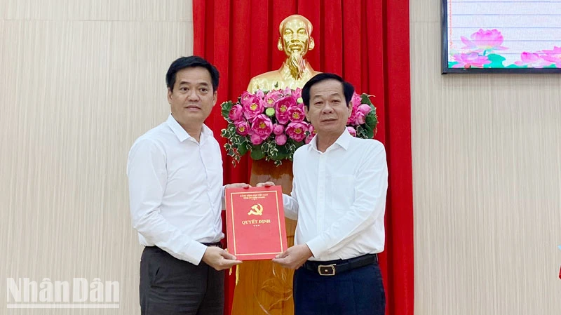 Bí thư Tỉnh ủy Kiên Giang Đỗ Thanh Bình (bên phải) trao quyết định cho ông Lê Quốc Anh.