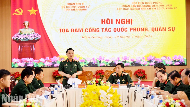 Trung tướng Nguyễn Anh Tuấn, Phó Giám đốc Học viện Quốc phòng phát biểu tại tọa đàm.
