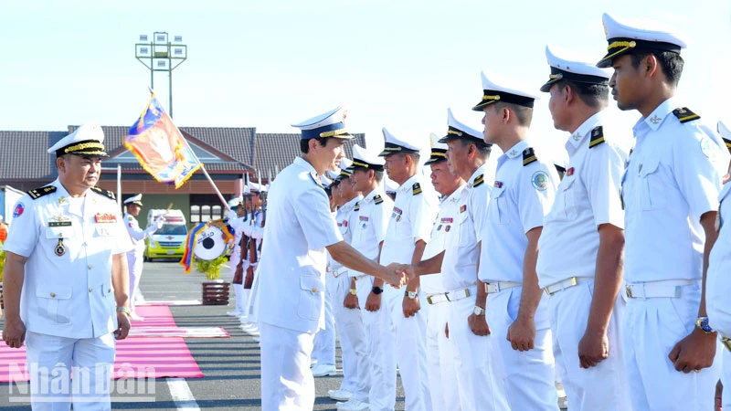 Căn cứ biển Ream, Hải quân Hoàng gia Campuchia đón đoàn công tác Vùng 5 Hải quân nhân dân Việt Nam tại cảng Sihanoukville.