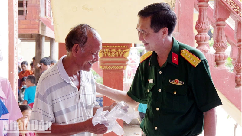 Lãnh đạo Bộ Chỉ huy quân sự tỉnh Kiên Giang thăm hỏi người dân Campuchia sau khi được khám, cấp thuốc miễn phí.