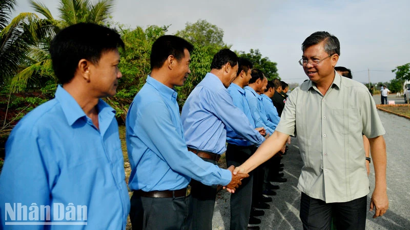Phó Chủ tịch Ủy ban nhân dân tỉnh Kiên Giang Nguyễn Lưu Trung thăm, động viên cán bộ, chiến sĩ Đội K92 đang thực hiện nhiệm vụ ở Campuchia. 