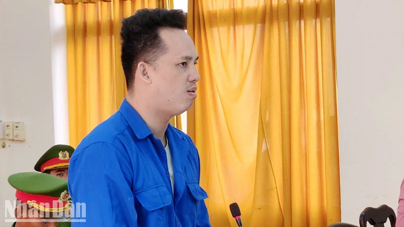 Bị cáo Nguyễn Minh Tuấn tại phiên tòa sáng 22/5.