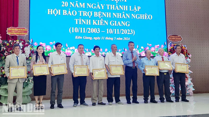 Lãnh đạo tỉnh Kiên Giang tặng bằng khen cho các tập thể, cá nhân có thành tích trong vận động đóng góp thực hiện công tác an sinh xã hội trên địa bàn tỉnh Kiên Giang giai đoạn (2003-2023). 