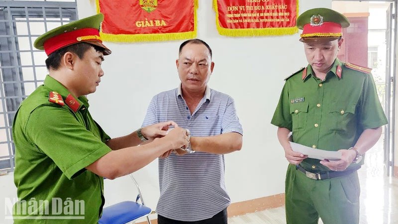 Bị can Nguyễn Văn Nguyên bị bắt tạm giam 4 tháng về tội “Lừa đảo chiếm đoạt tài sản”.