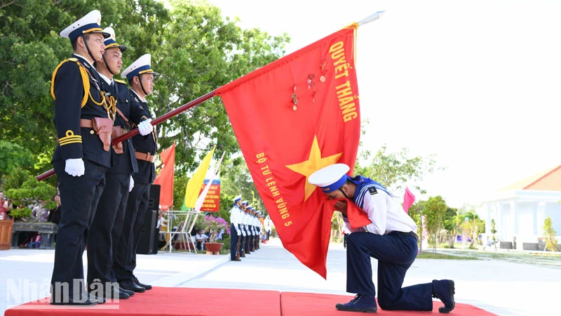 Chiến sĩ mới hôn quân kỳ trong lễ tuyên thệ.