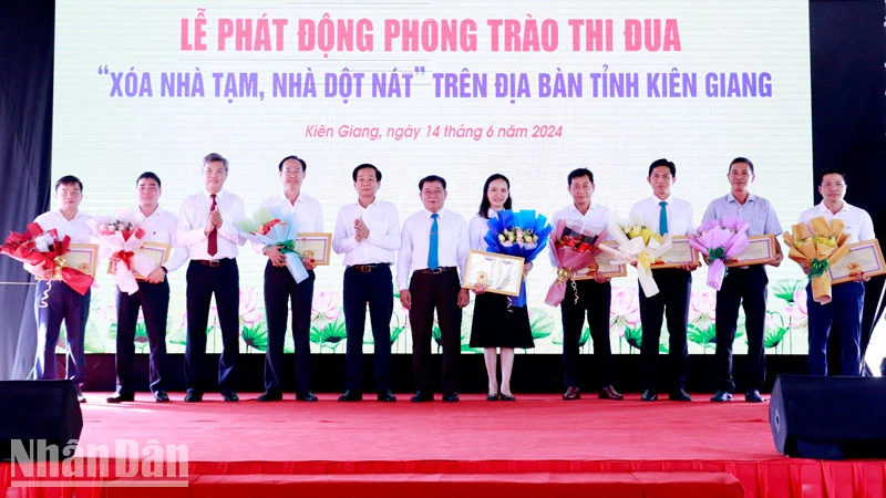 Lãnh đạo tỉnh Kiên Giang tặng hoa tri ân các nhà tài trợ. 