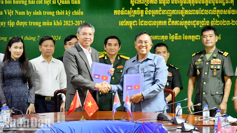 Phó Chủ tịch Ủy ban nhân dân tỉnh Kiên Giang Nguyễn Lưu Trung ký tiếp nhận 10 bộ hài cốt liệt sĩ hy sinh ở Campuchia.