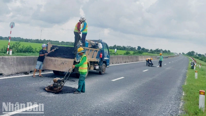 Công nhân khắc phục các khiếm khuyết cục bộ trên tuyến Lộ Tẻ-Rạch Sỏi, trước 1/8.