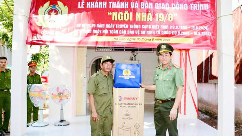 Lãnh đạo Công an tỉnh Kiên Giang tặng máy lọc nước cho thành viên tham gia lực lượng an ninh trật tự cơ sở có hoàn cảnh khó khăn tại buổi bàn giao nhà.