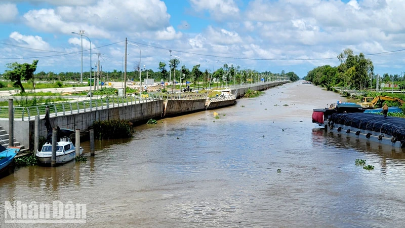 Bờ kè chống sạt lở kênh Hà Giang thuộc huyện Giang Thành. 