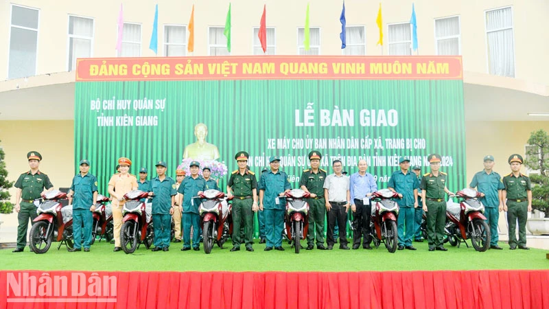  Lãnh đạo Bộ Chỉ huy quân sự tỉnh Kiên Giang bàn giao xe máy cho đại diện Ban Chỉ huy quân sự các xã trên địa bàn tỉnh. 