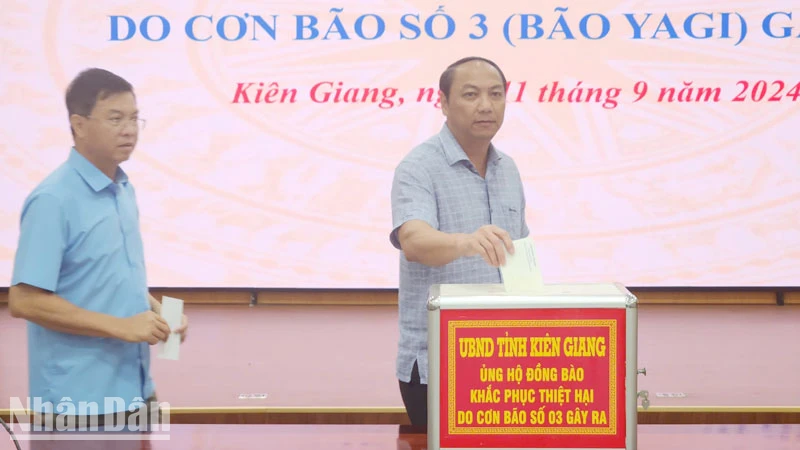 Chủ tịch Ủy ban nhân dân tỉnh Kiên Giang Lâm Minh Thành và thường trực Ủy ban nhân dân tỉnh ủng hộ đồng bào các tỉnh phía bắc bị thiệt hại sau bão số 3. 