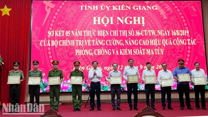 Ủy viên Trung ương Đảng, Bí thư Tỉnh ủy Kiên Giang Đỗ Thanh Bình trao bằng khen cho các tập thể có thành tích xuất sắc.