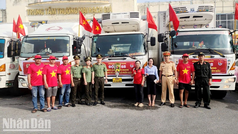 Công an tỉnh Kiên Giang xuất quân chuyển hàng cứu trợ đồng bào các tỉnh miền bắc bị thiệt hại do bão số 3 gây ra.