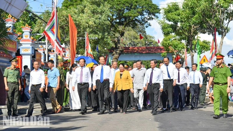 Các đại biểu viếng Di tích lịch sử văn hóa mộ và đình Nguyễn Trung Trực.