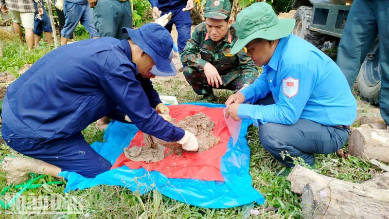 Đội K92 tiến hành cất bốc và quy tập hài cốt liệt sĩ.