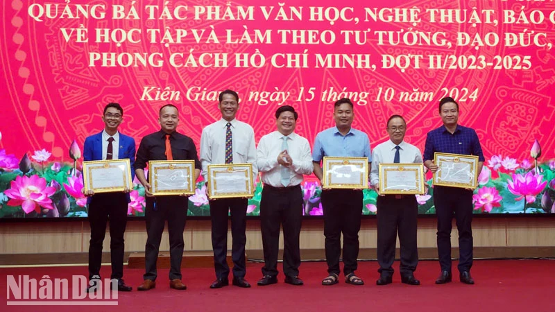 Trưởng Ban Tuyên giáo Tỉnh ủy Kiên Giang, Tống Phước Trường trao giải Nhất Giải thưởng sáng tác, quảng bá tác phẩm văn học, nghệ thuật, báo chí về chủ đề “Học tập và làm theo tư tưởng, đạo đức, phong cách Hồ chí Minh”.