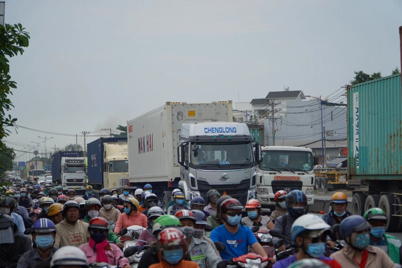 Đường Nguyễn Thị Định, dẫn vào cảng Cát Lái, thành phố Thủ Đức bị áp lực về cơ sở hạ tầng giao thông.