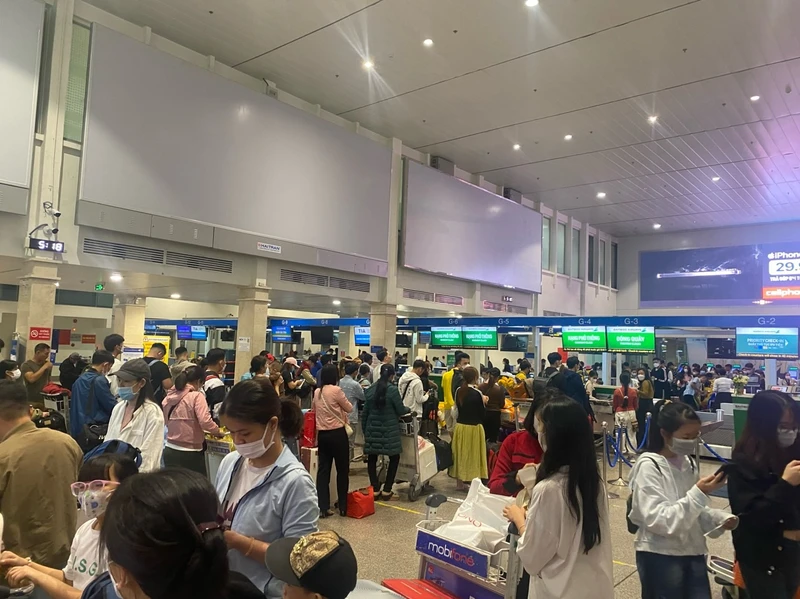 Hành khách làm thủ tục tại sân bay Tân Sơn Nhất ngày 4/2 (25 Tết).