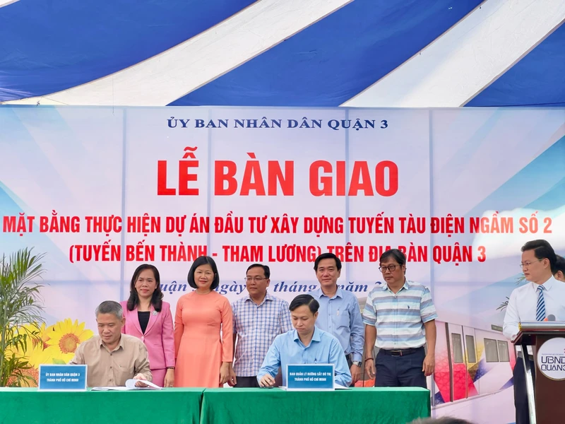 Ủy ban nhân dân Quận 3 ký kết bàn giao mặt bằng cho Ban Quản lý đường sắt đô thị Thành phố Hồ Chí Minh