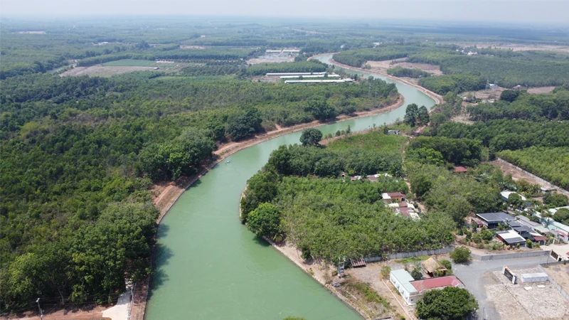 Hồ Dầu Tiếng với trữ lượng nước rất lớn sẵn sàng tiếp trợ, xả nước đến những nơi hạn hán, nhiễm mặn ở khu vực Thành phố Hồ Chí Minh, Tây Ninh, Long An
