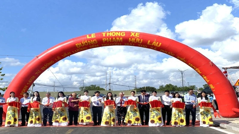 Huyện Nhà Bè, Thành phố Hồ Chí Minh chính thức hoàn thành, thông xe tuyến đường Phạm Hữu Lầu dài gần 1,5 km sau 3 năm thi công.
