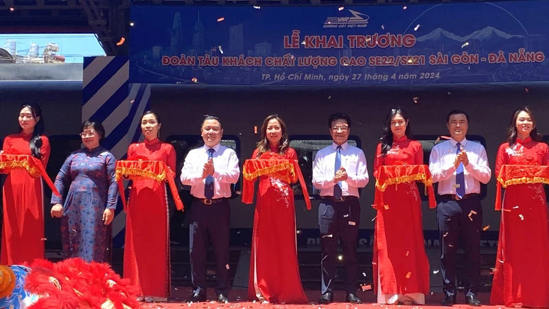 Phó Chủ tịch Uỷ ban nhân dân Thành phố Hồ Chí Minh Bùi Xuân Cường cùng dự lễ khai thác đoàn tàu chất lượng cao Sài Gòn-Đà Nẵng