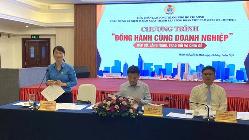 Lãnh đạo Liên đoàn Lao động Thành phố Hồ Chí Minh trao đổi tại Chương trình đồng hành cùng doanh nghiệp.