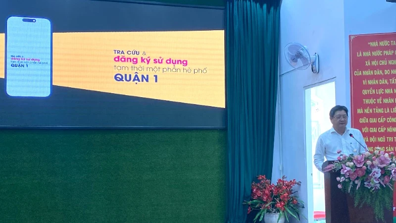 Sử dụng phần mềm “Tra cứu và đăng ký sử dụng tạm thời một phần hè phố Quận 1” để đăng ký sử dụng vỉa hè ở 52 tuyến đường. (Ảnh: QUÝ HIỀN)