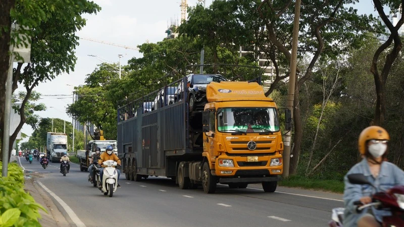 Xe container vận chuyển hàng hóa vào cảng Hiệp Phước. (Ảnh: THẾ ANH)