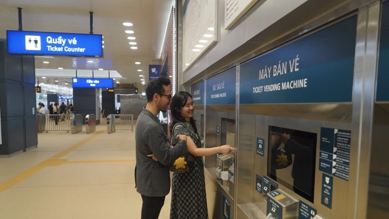 Máy bán vé tại các nhà ga của tuyến Metro Bến Thành-Suối Tiên. Giai đoạn đi miễn phí khách sẽ được Mastercard phát thẻ đi tàu. (Ảnh: THẾ ANH)