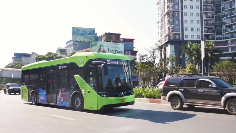 Xe buýt điện thân thiện, hạn chế khí thải, lưu thông ở khu vực Trung tâm Thành phố Hồ Chí Minh (Ảnh: QUÝ HIỀN)