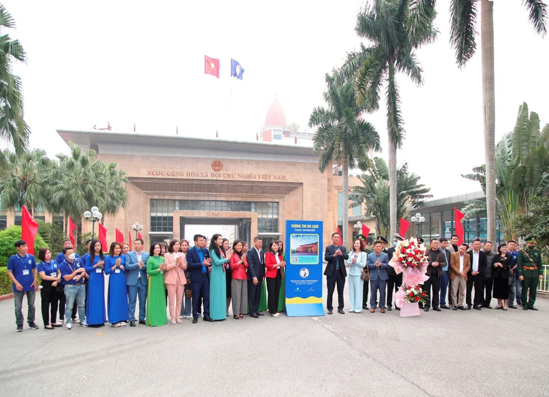 Các đại biểu khai trương hệ thống wifi miễn phí công cộng và quét mã QR tại khu du lịch Sa Vỹ, Móng Cái.
