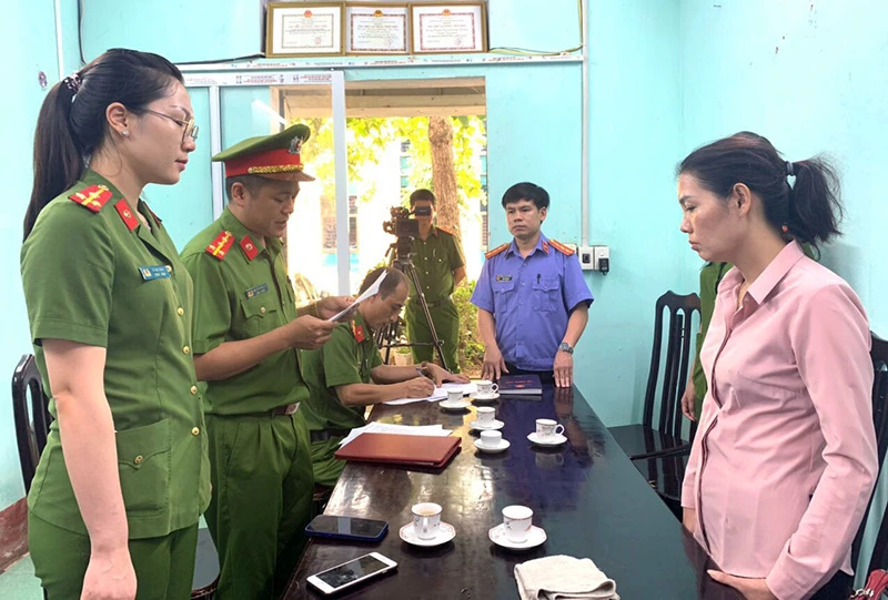 Cơ quan Cảnh sát điều tra Công an tỉnh Tuyên Quang thi hành lệnh bắt đối với đối tượng Đào Thị Thúy.