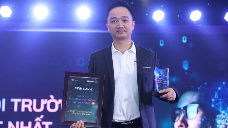 Đại diện VNPT nhận giải Công ty có môi trường công nghệ tốt nhất tại Ngày hội Trí tuệ nhân tạo Việt Nam (AI4VN 2023).