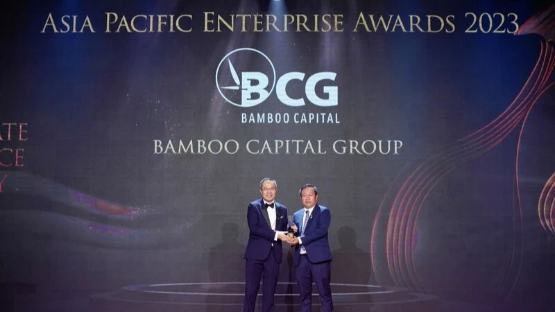 Ông Nguyễn Thanh Hùng - Phó Chủ tịch Bamboo Capital đại diện Tập đoàn nhận giải Doanh nghiệp xuất sắc Châu Á 2023.